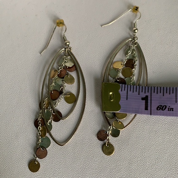 Vintage teardrop light metallic dangling earrings - Picture 4 of 8